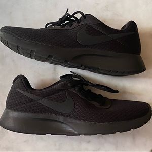 All Black Women’s Nike Tanjun. -US 9